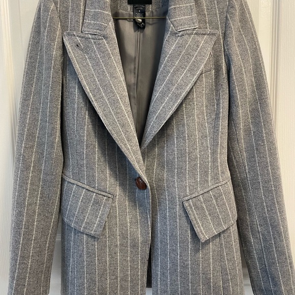 Smythe suit with boot cut pant. Blazer and pants both size 6. Worn once like NEW - Picture 4 of 5